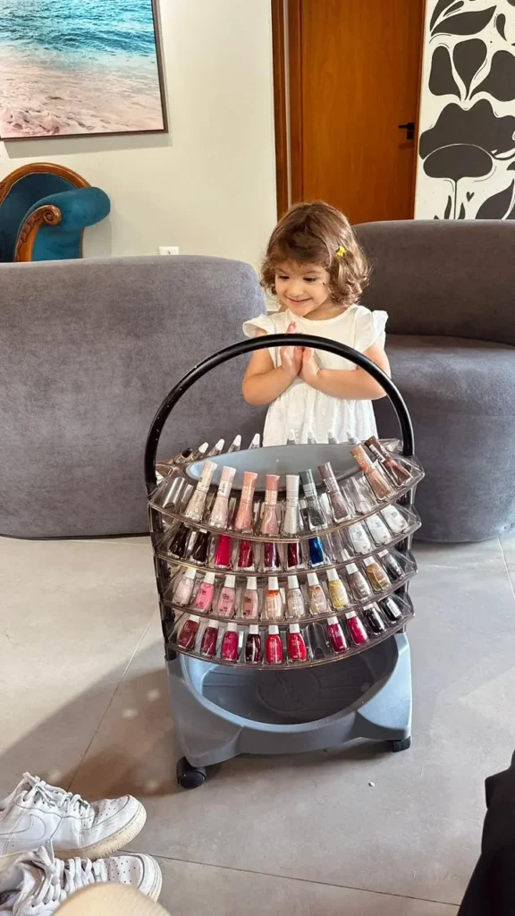 Criança no salão escolhendo esmalte