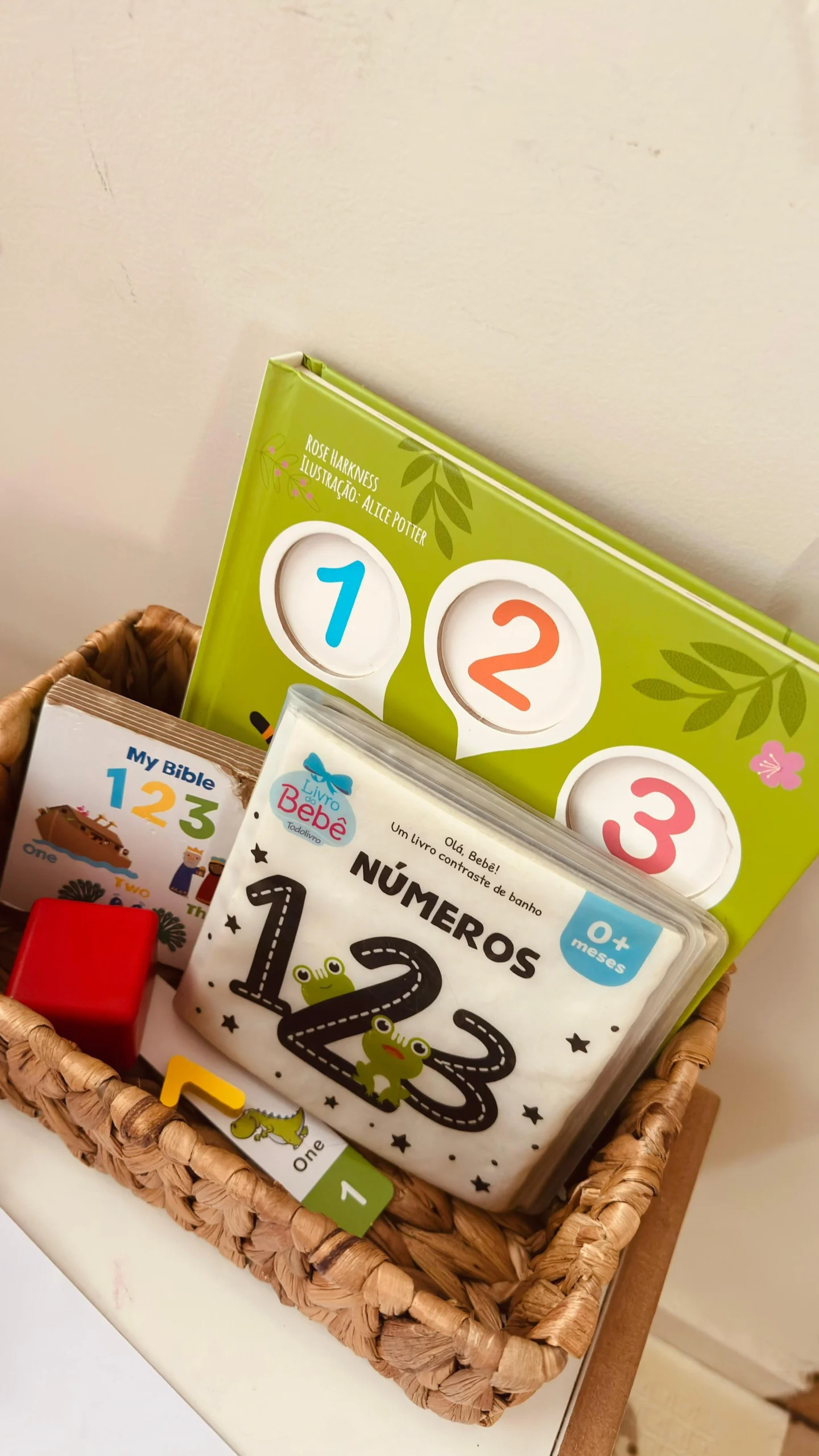 Cesta com livros de números 123