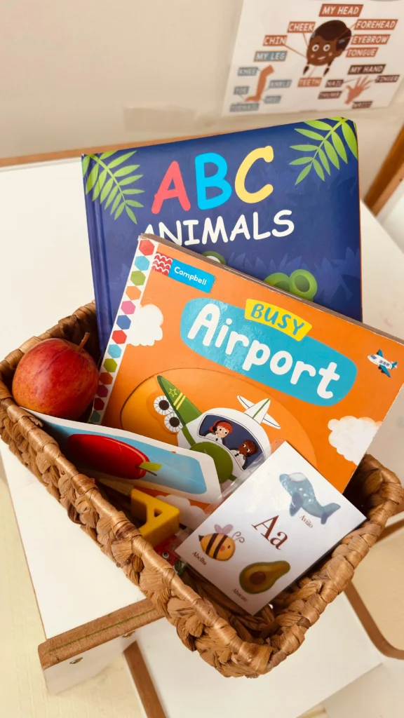 Morning basket com livros em inglês e flashcard do alfabeto