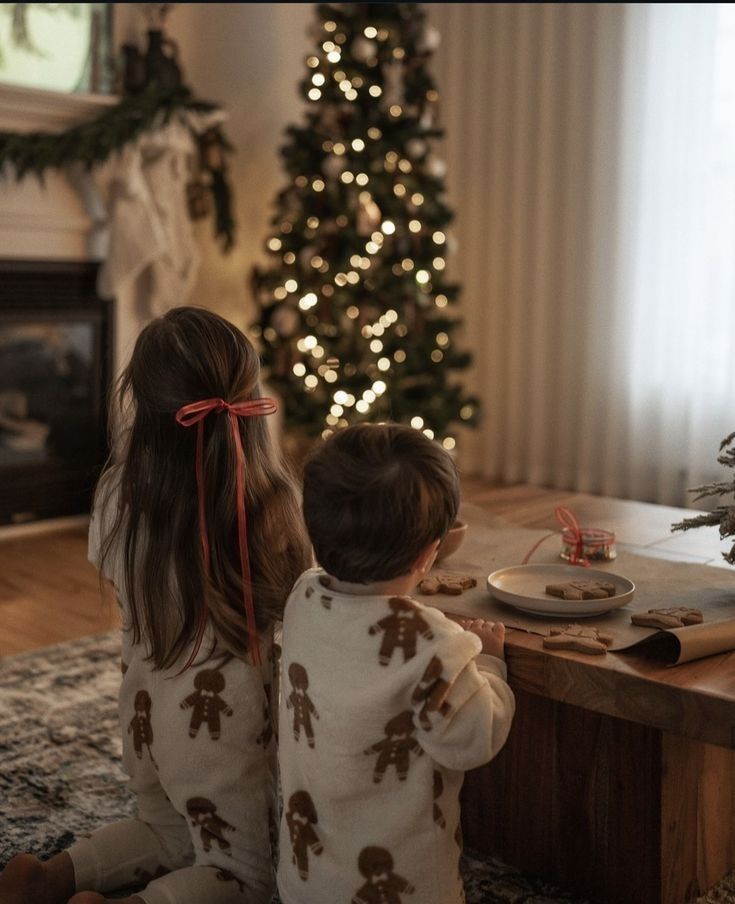 Crianças diante da árvore de Natal com cookies