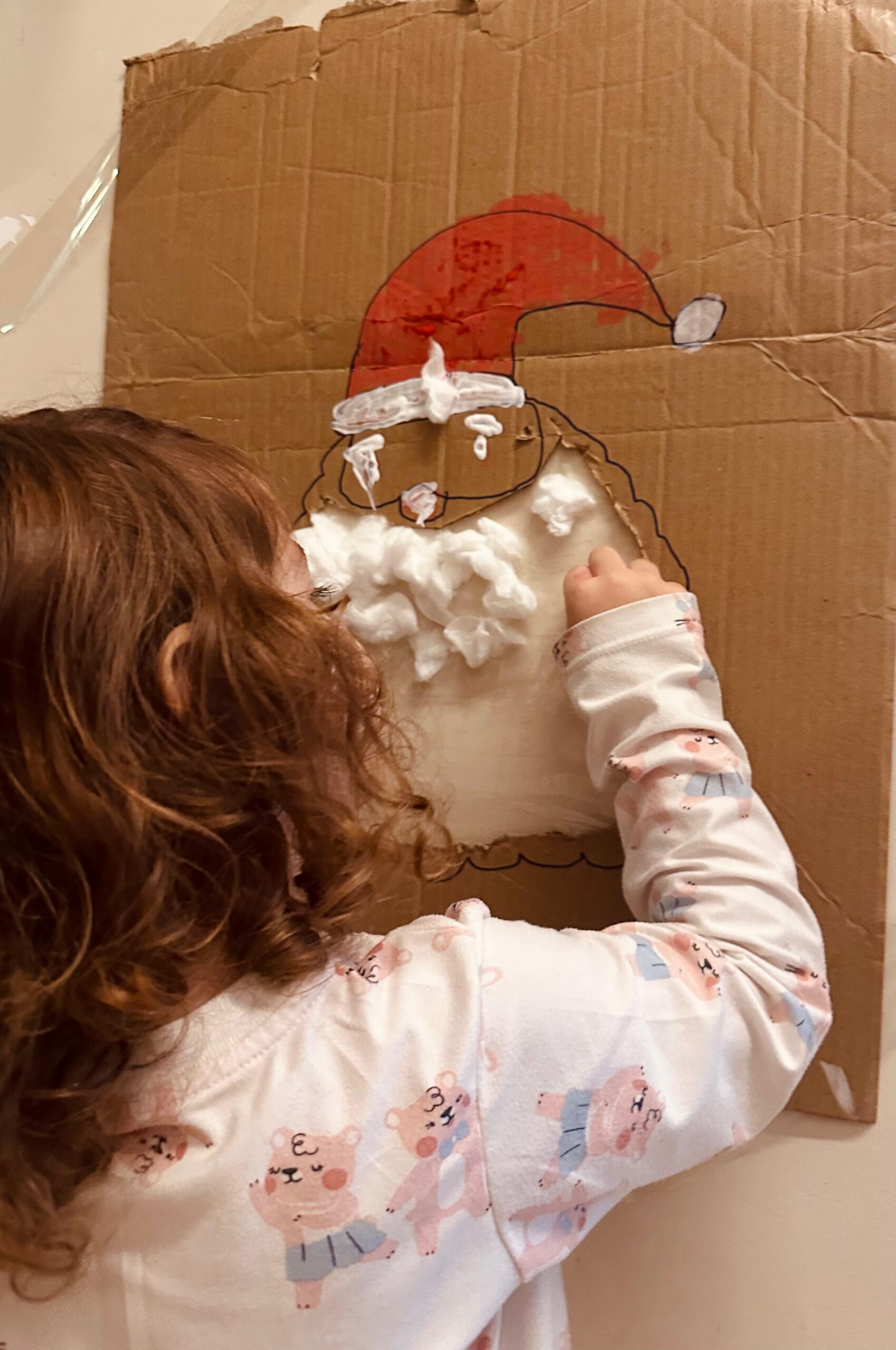 Emily fazendo as atividades do Natal Encantado